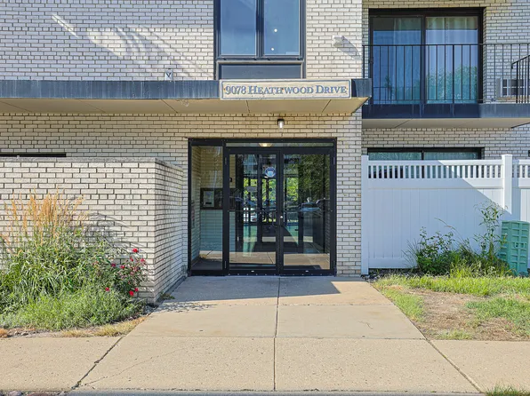 9078 Heathwood Dr #2B, Niles, IL 60714