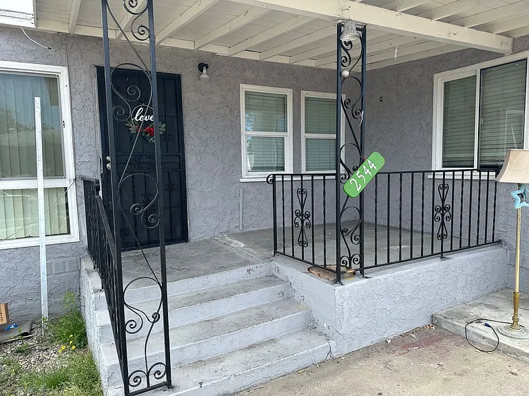 2544-2546 Violet St — Photo 8