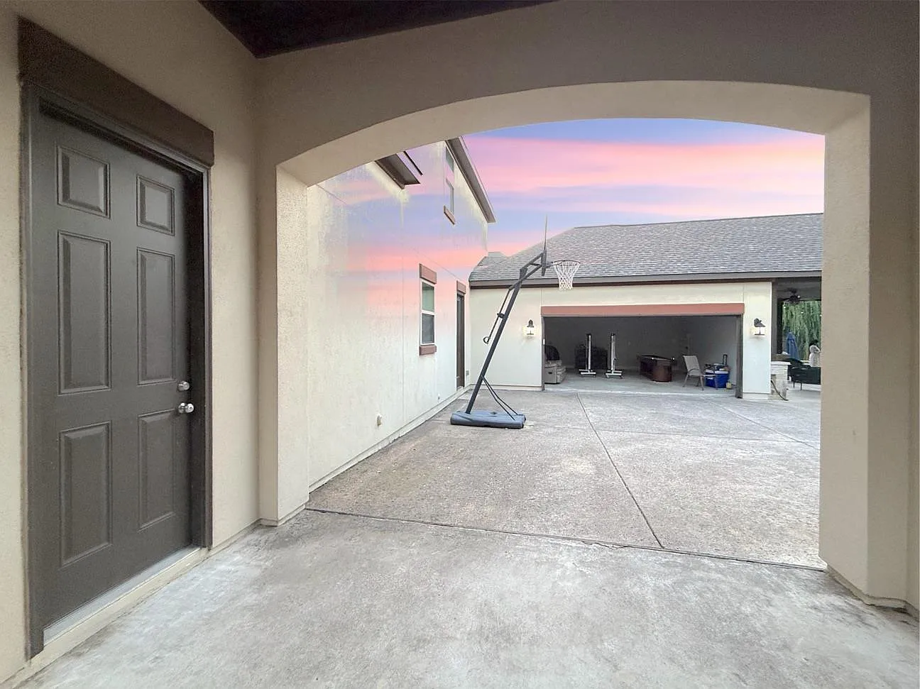 4 bed, 3.5 bath, 4103 sqft, $3,995 — Photo 3