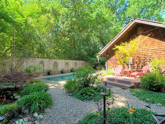 5th image of 10 Fox Oaks Ct