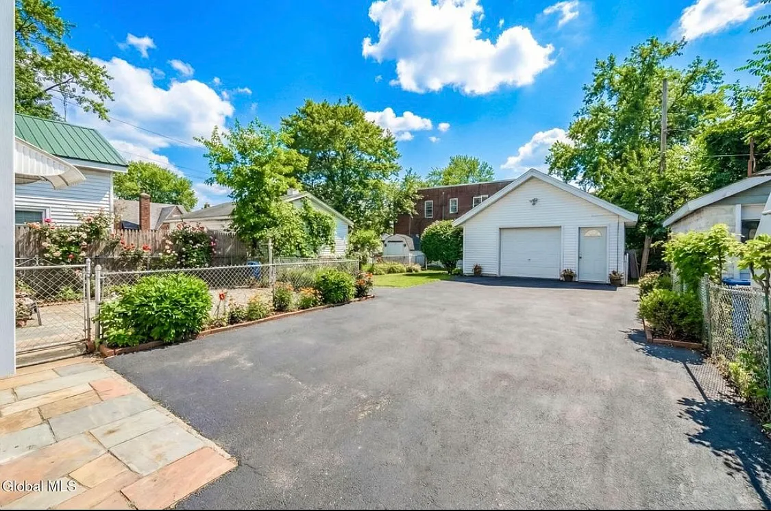 4 bed, 1703 sqft, $2,800 — Photo 3