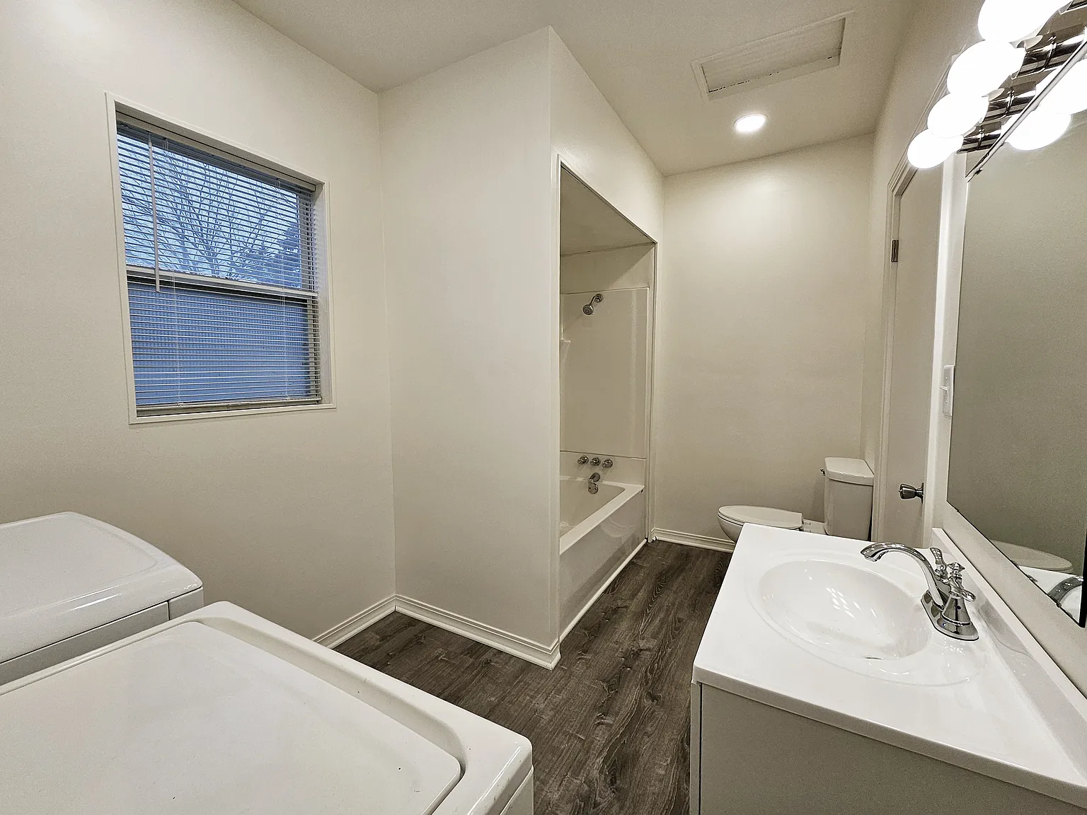 3 bed, 856 sqft, $1,350 — Photo 2