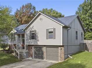 608 SE Pendleton Dr, Lees Summit, MO 64063