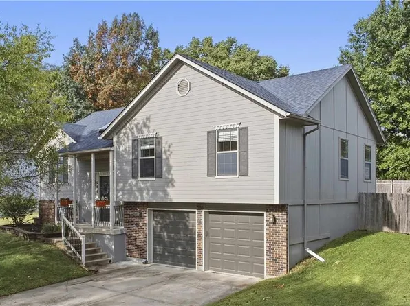 608 SE Pendleton Dr, Lees Summit, MO 64063