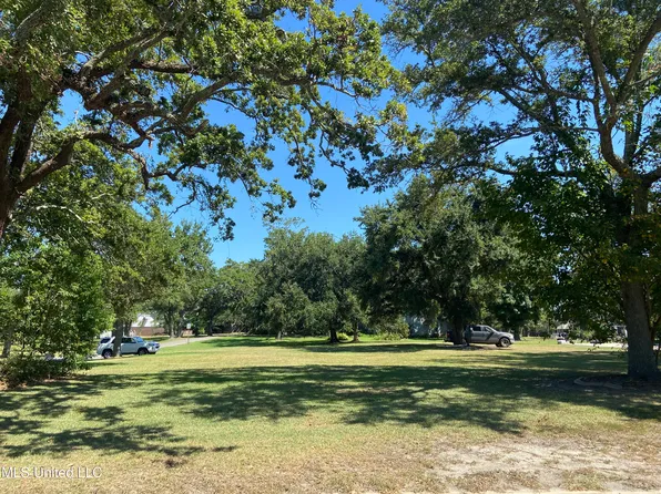 2015 Washington Ave, Pascagoula, MS 39567