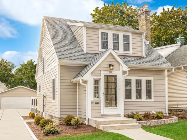 905 East Meadow PLACE, Whitefish Bay, WI 53217