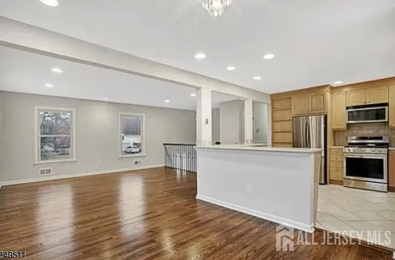 10 Cedar St — Photo 3