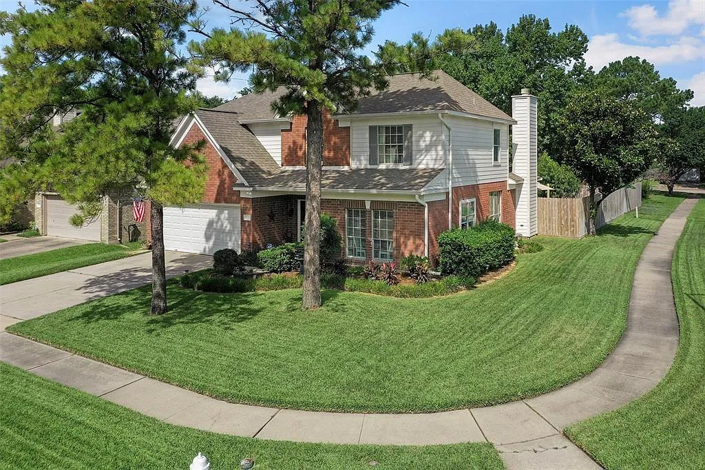 4 bed, 2.5 bath, 2515 sqft, $2,800 — Photo 2