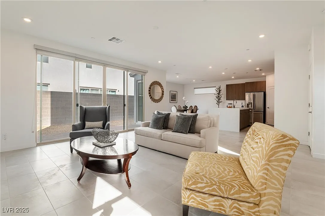 4 bed, 3.0 bath, 2431 sqft, $3,500 — Photo 3