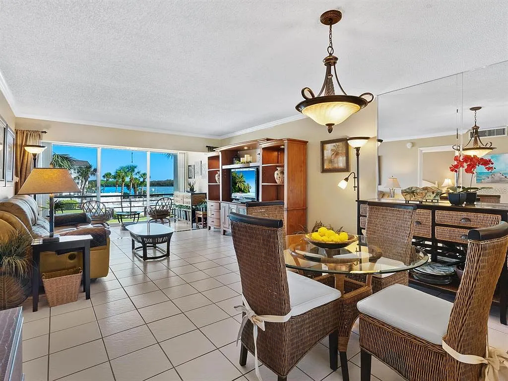 1 bed, 1.0 bath, 836 sqft, $3,200 — Photo 2