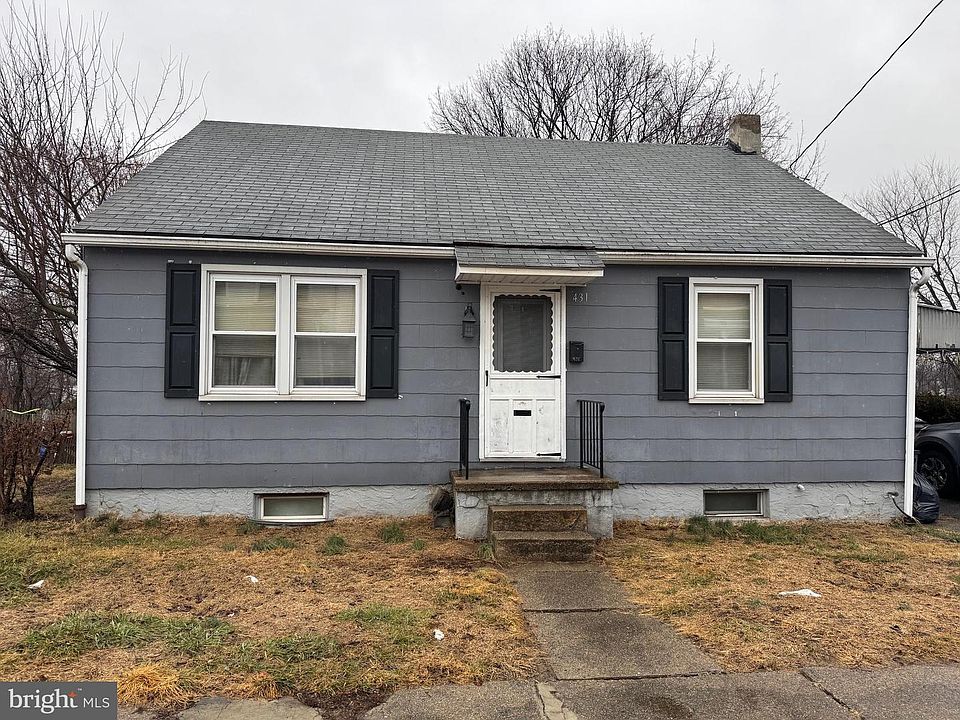 1st image of 431 W 1st St