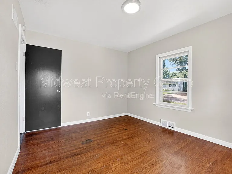 10027 Lilac Ave — Photo 9