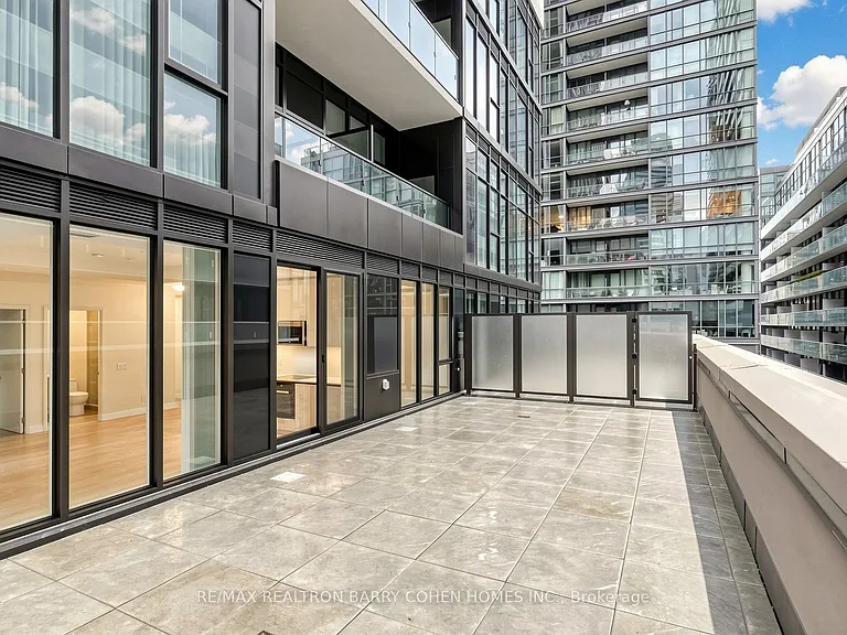400 King St W #823 — Photo 40