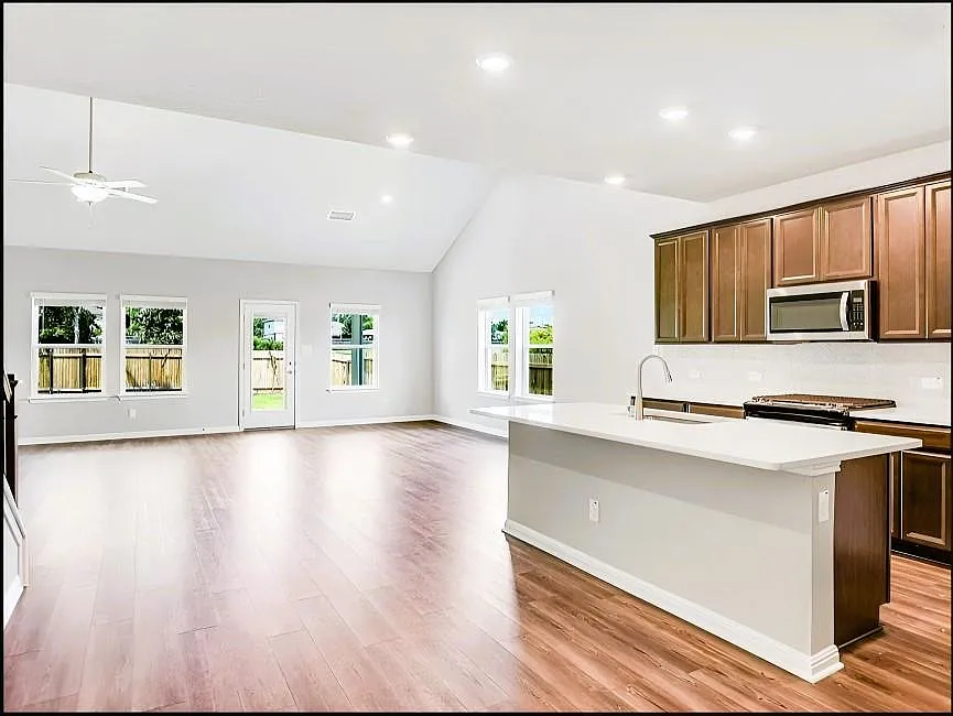 5 bed, 3.0 bath, 2977 sqft, $2,690 — Photo 3