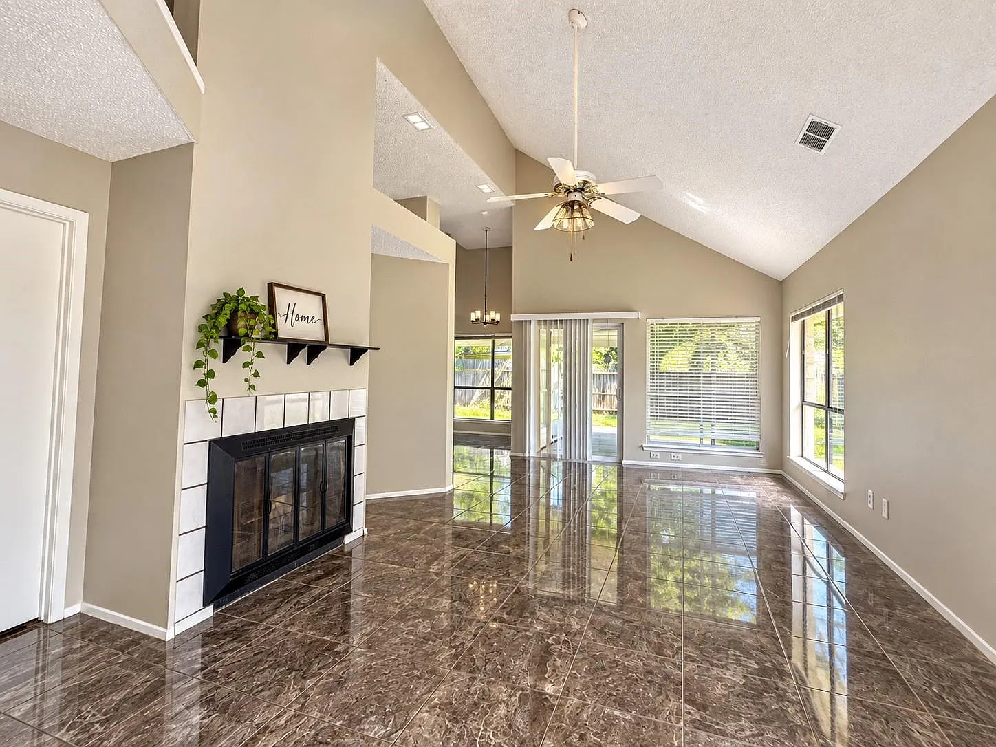 3 bed, 2.0 bath, 1261 sqft, $1,695 — Photo 3