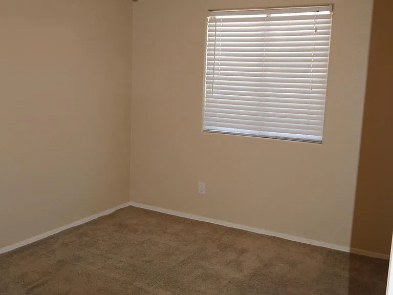 4524 S 25th Dr — Photo 3