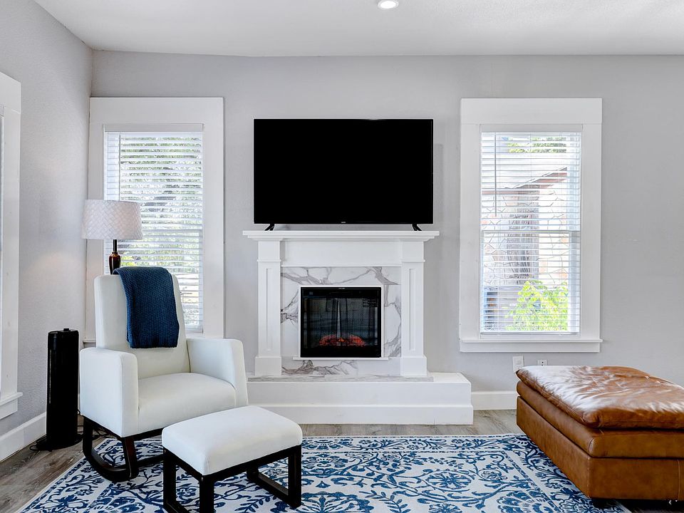 1st image of 2059 W Woodlawn Ave