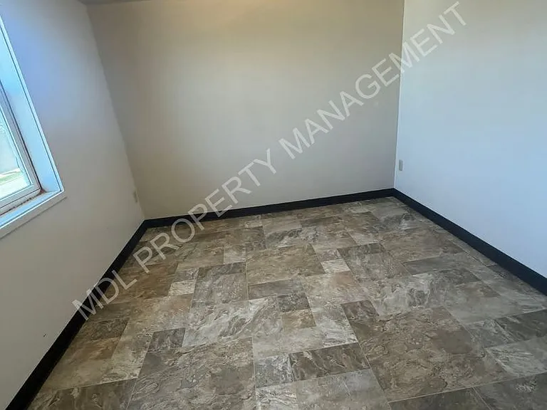 2225 Weiss — Photo 4