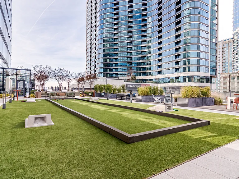 Outdoor Courtyard Space at 903 Peachtree Apartments in Atlanta, GA 30309
