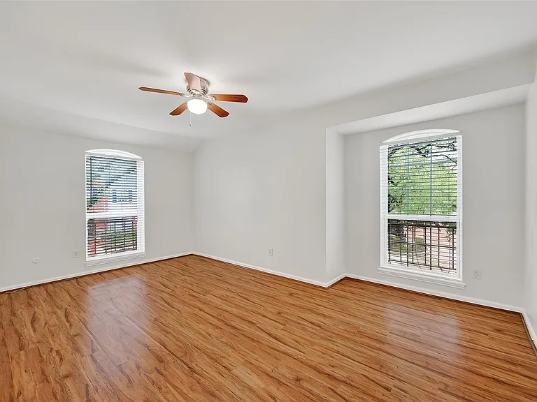 500 N Post Oak Ln — Photo 27