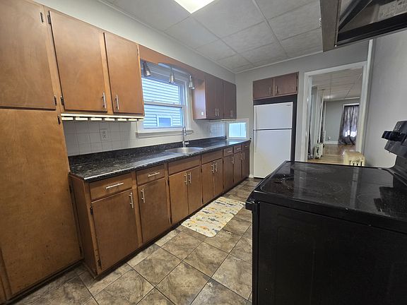 5th image of 133 N Main St APT 1
