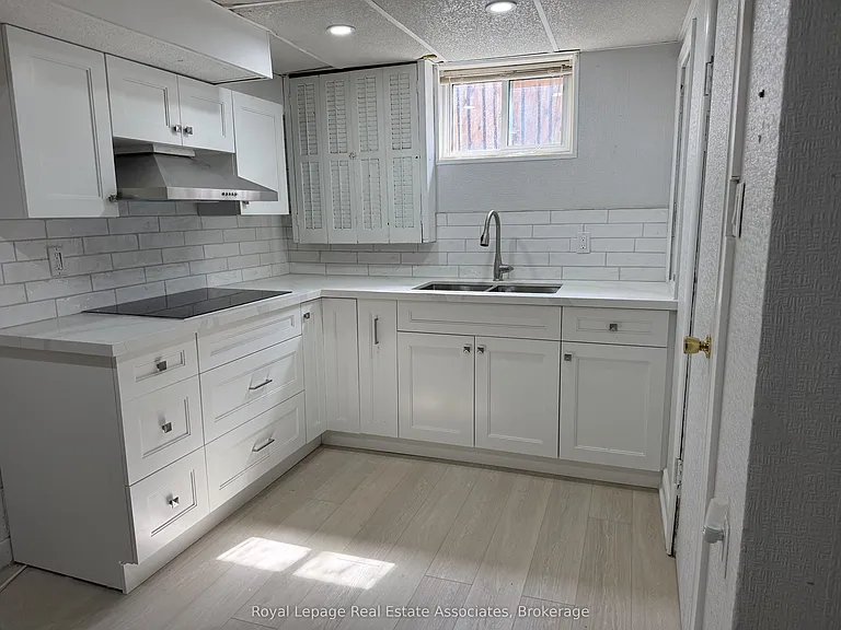 60 Toby Cres #LOWER — Photo 6