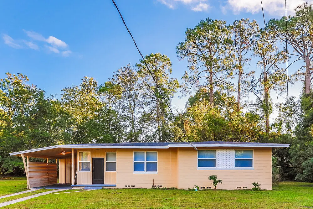 3 bed, 1.0 bath, 1034 sqft, $1,555 — Photo 1