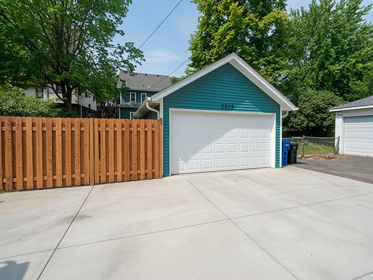 1720 Laurel Ave — Photo 5