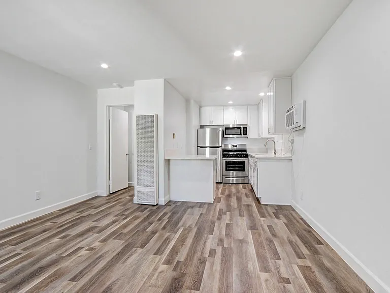 Country Club Apartments — Photo 82