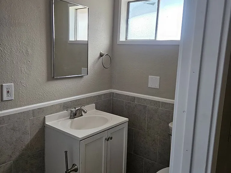 527 W Wilson Ave — Photo 16