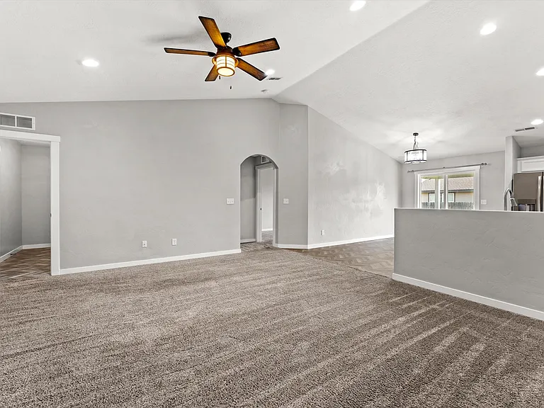 735 SW Huebert St — Photo 4