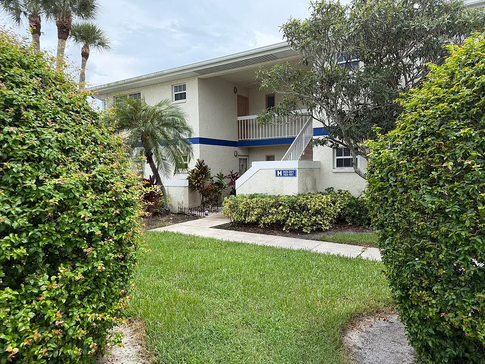 1512 SE Royal Green Cir #203