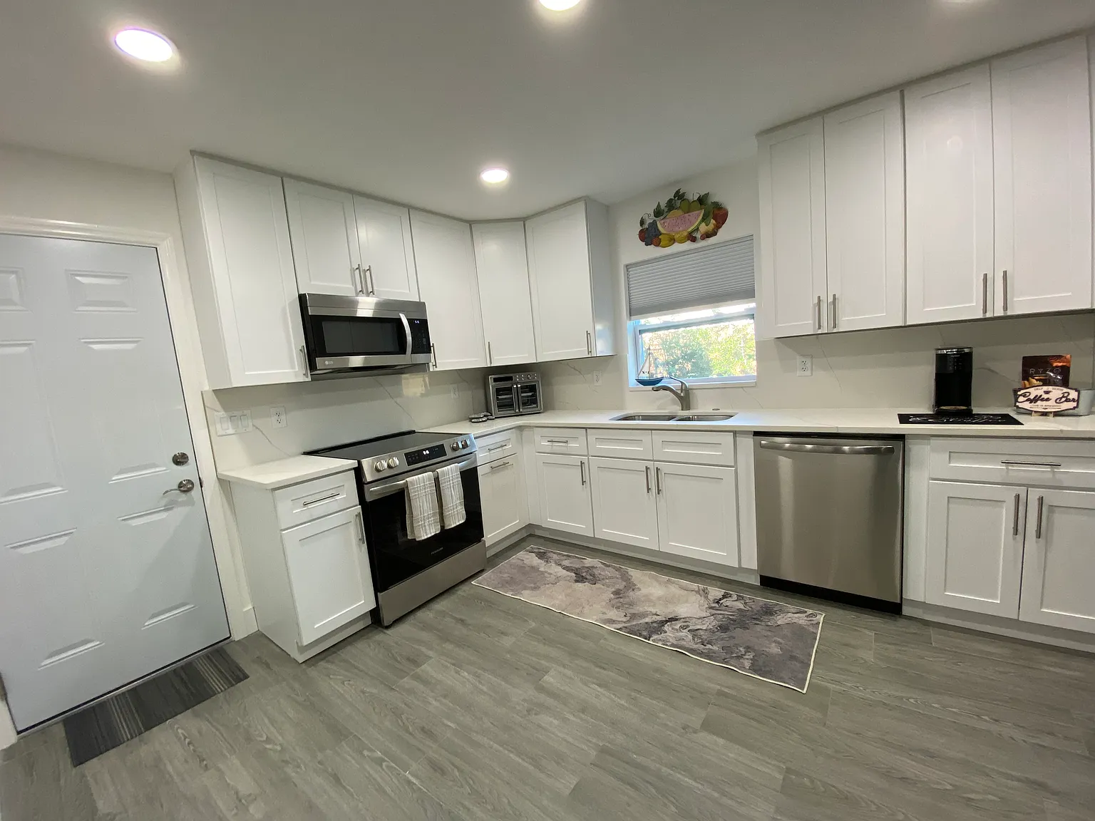 5 bed, 1570 sqft, $3,200 — Photo 3