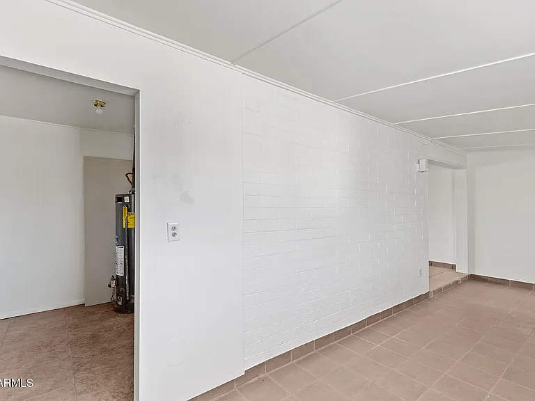 2246 W Sierra St — Photo 22
