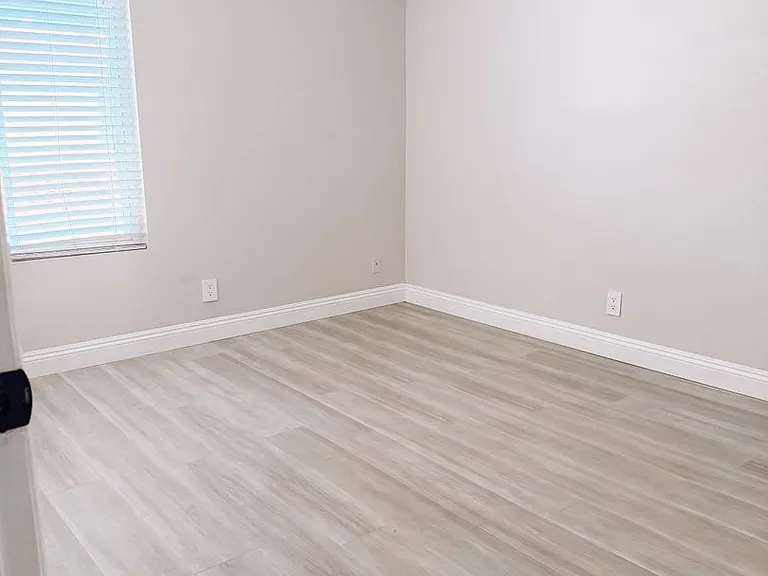 3476 Del Amo Blvd — Photo 11