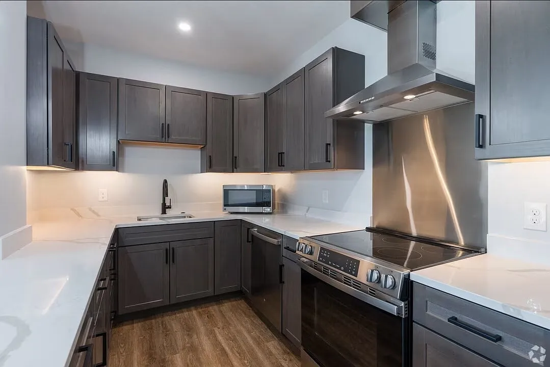 2 bed, 2.0 bath, 901 sqft, $3,600 — Photo 3