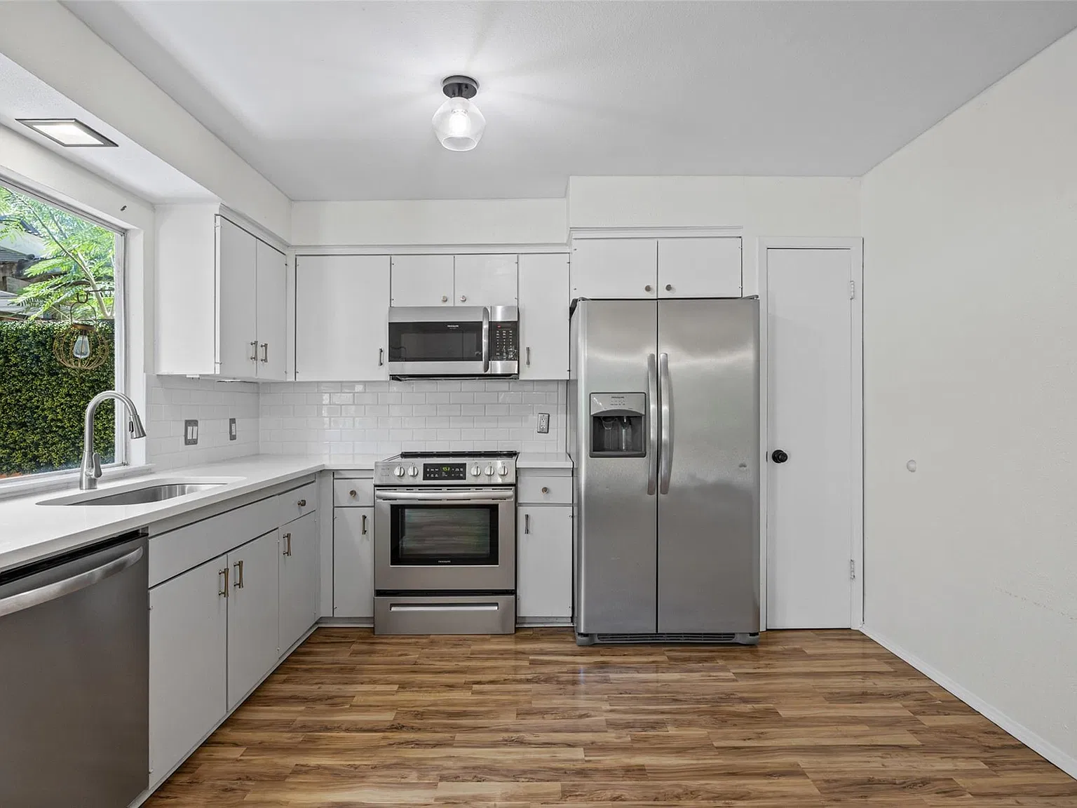 3 bed, 2.5 bath, 1452 sqft, $2,195 — Photo 3