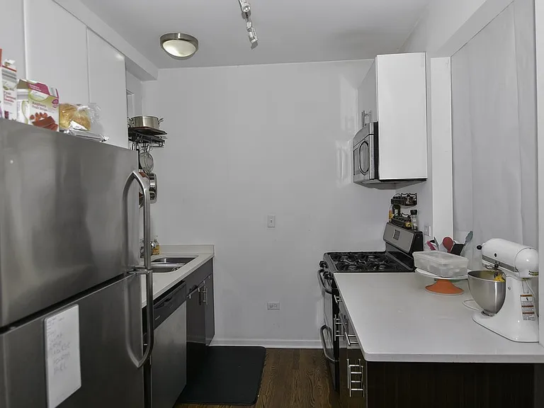 2101 W Fletcher St #1 — Photo 2