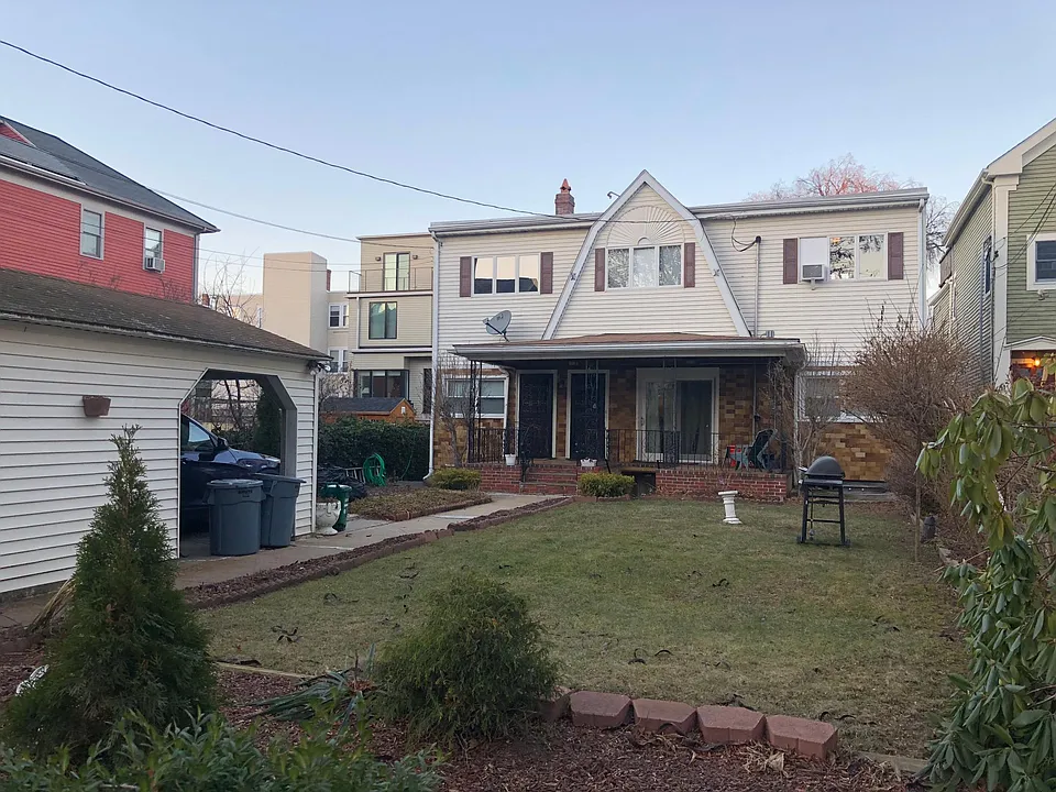 209 Charles St