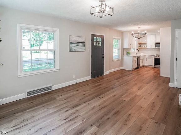 4th image of 397 Hollywood Ave
