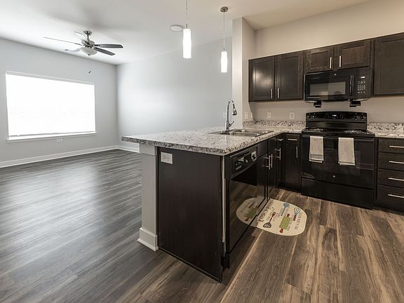 3rd image of 900 E Jefferson St #114