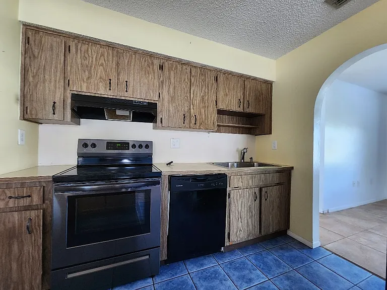 1425 Hathaway Ave — Photo 7