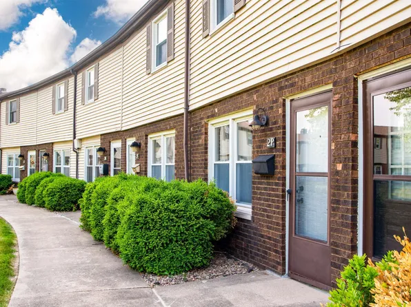 1936 Canterbury Dr APT 2P, Washington, IL 61571