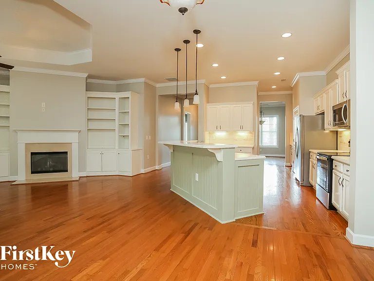 207 Hickory Nut Ln — Photo 4