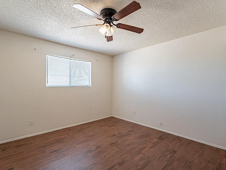 239 E Erie Dr — Photo 29