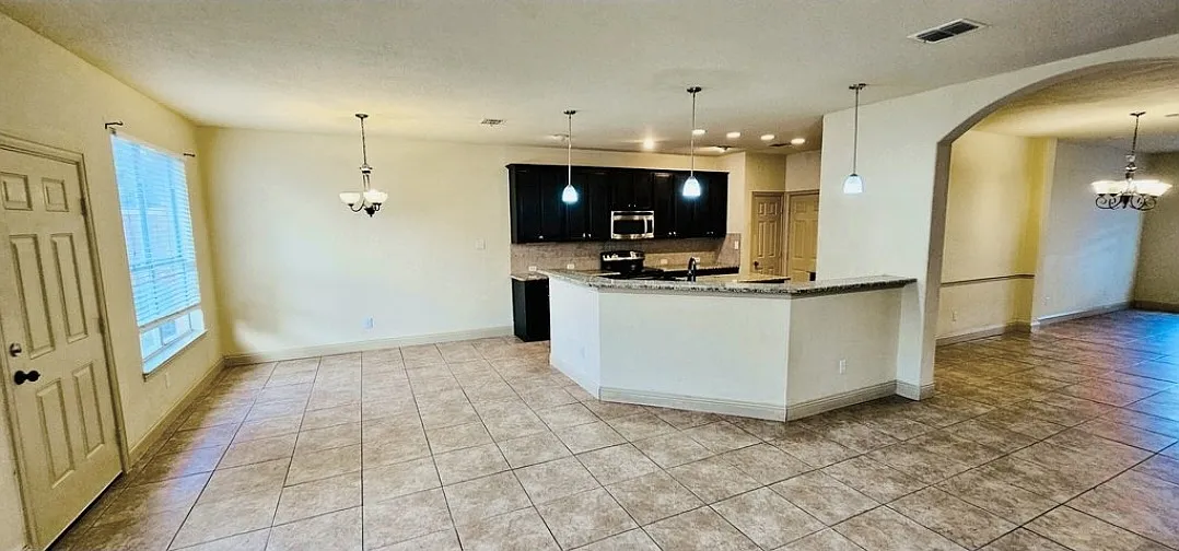 5 bed, 3353 sqft, $3,095 — Photo 4
