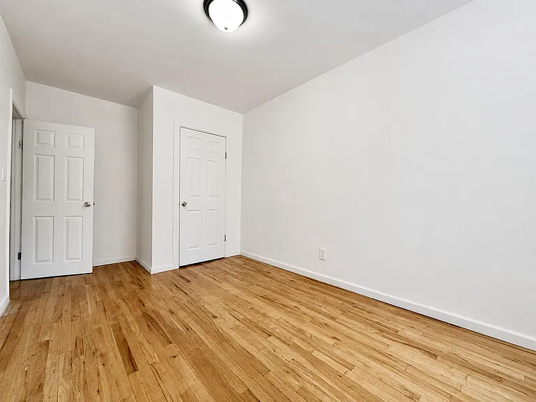 401 E 68th St #2E — Photo 4