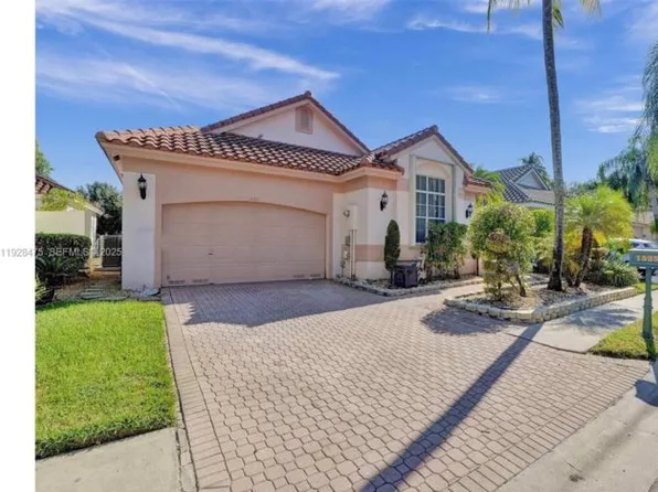 1525 Lacosta Dr W, Pembroke Pines, FL 33027