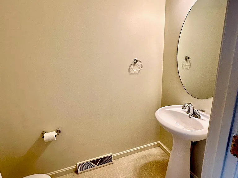 1290 Wanda Dr - Bath Half