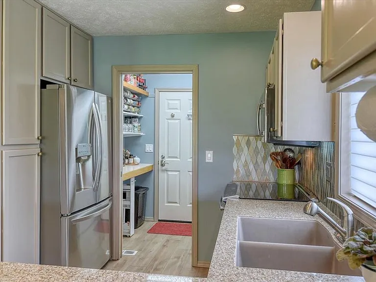 311 S Calvin Ln — Photo 9